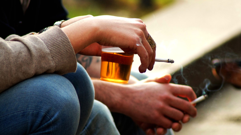 Цигарите и алкохолът ще бъдат с нови бандероли, съобщава bTV.