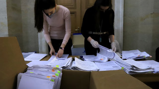 ПП и ДБ борят в съда общото отчитане на вота от машини и хартиени бюлетини