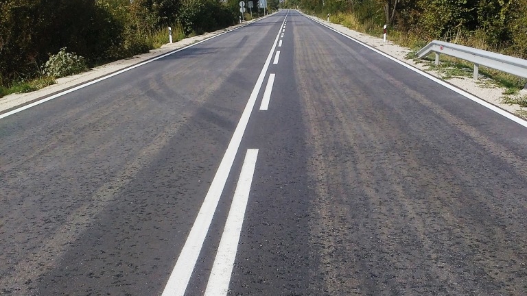 Влажни и заледени участъци по пътищата, времето е ясно