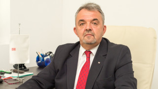 Любомир Гарчев има магистърска степен по Управление на транспорта и