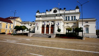 Ремонтът на жълтите павета пред сградата на Народното събрание беше