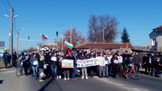 Протестиращи срещу биоцентрала блокираха пътя Пловдив – Карлово 