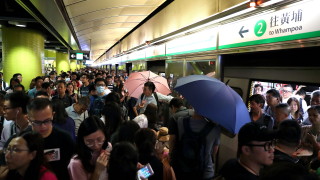 Стотици протестиращи в Хонконг блокираха железопътния транспорт в сутрешния час