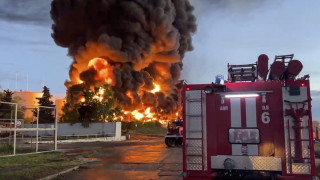 Спасителите са потушили резервоарите с гориво които се запалиха в