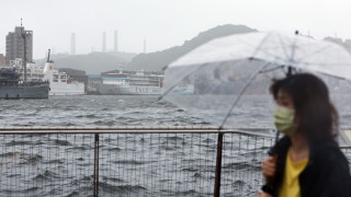 Тайфунът Гаеми удари крайбрежната китайска провинция Фудзиен в петък причинявайки