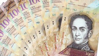 Скоростта с която венецуелският боливар се срива спрямо долара е