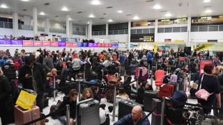 Втори пореден ден десетки хиляди пътници са блокирани на британското