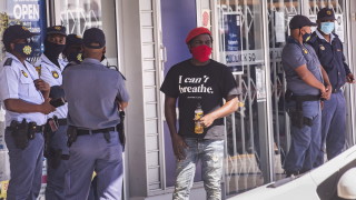 Чуждестранните граждани в Южна Африка страдат от рутинен тормоз насилие