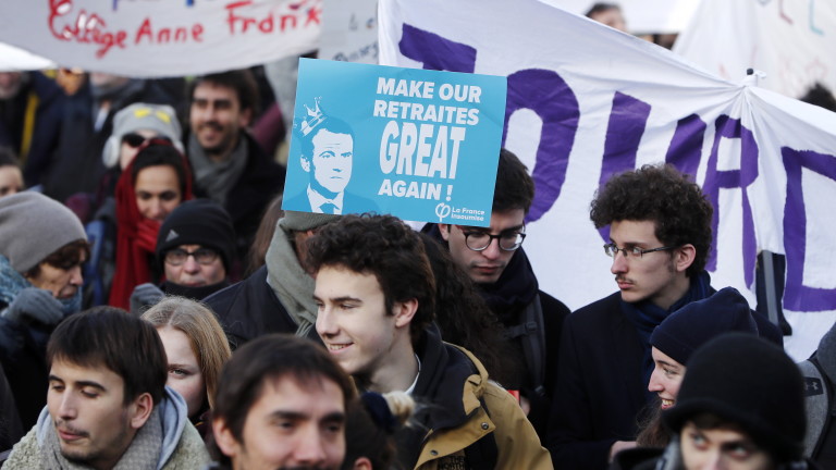 Малобройни демонстрации в Париж срещу пенсионната реформа на Макрон 