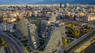 Чужденците &bdquo;изкупуват&ldquo; Албания: &euro;561 милиона потъват в имоти за година