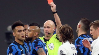 Вчера Артуро Видал си изработи два жълти картона за едва