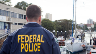 Шест души включително трима български граждани са арестувани в три