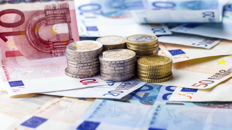 Франция намали данъка върху доходи до €1,7 хиляди месечно
