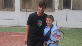  Адриан Андреев игра с деца преди Sofia Open 