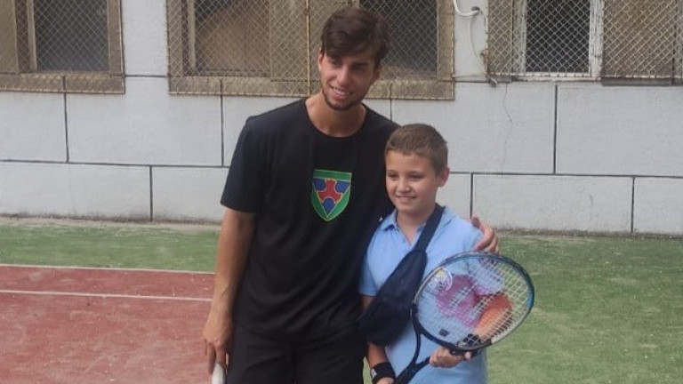  Адриан Андреев игра с деца преди Sofia Open 
