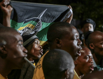 Южноафриканците втора нощ възхваляваха Мандела по улиците на страната