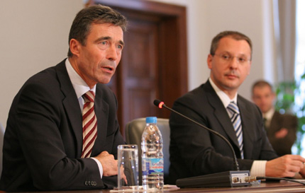 Станишев се срещна с Тадич и Расмусен