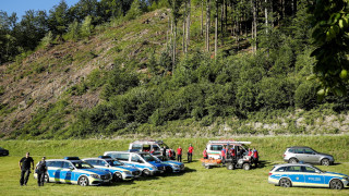 Напомняйки на сцени от известния игрален филм Рамбо германската полиция