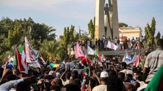 В суданската столица Хартум стотици хиляди хора излязоха на шествие