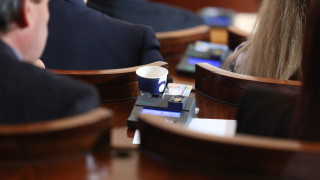 Системата за гласуване създаде смут рано сутрин в пленарна зала