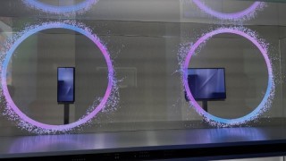 Samsung най накрая показа макар и предпремиерно своя дългоочакван двойно сгъваем