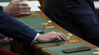 Управляващата партия на Унгария обяви че отлага гласуването на спорния