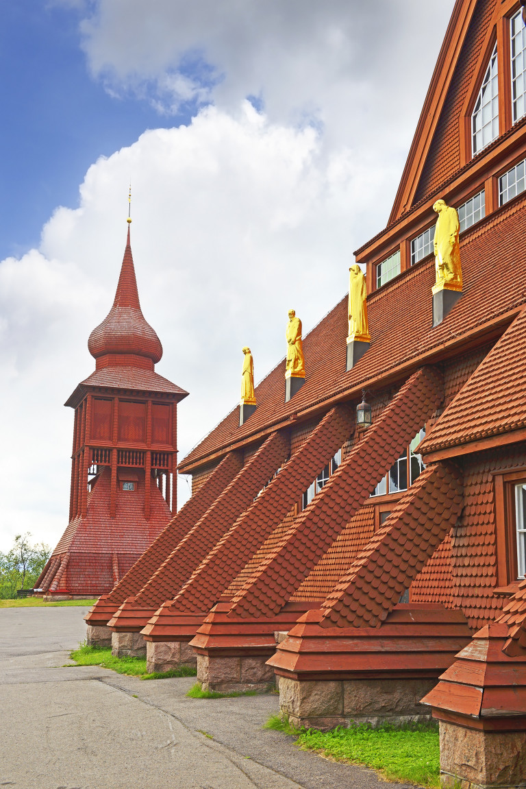 12-те фигури на покрива тежат по 250 кг