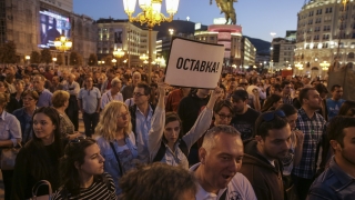 Протестиращи хвърляха боя срещу триумфалната арка в Скопие