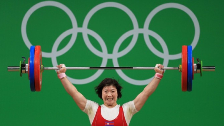 Севернокорейка със злато от вдигането на тежести 