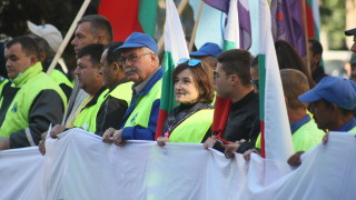 Около 300 работници на Автомагистрали Черно море протестираха пред