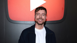 YouTube-ърът милиардер, който твърди, че има „много малко пари“ и иска заем от майка си за сватбата