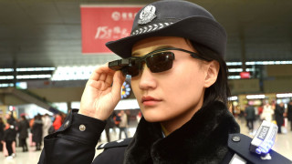 Полицията в китайски град Джънджоу носи спортни слънчеви високотехнологични очила