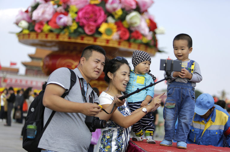  Китай към този момент разрешава на фамилиите да имат по 2 деца, само че раните от предишното остават 