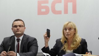 Елена Йончева дава на прокуратурата оригиналния запис на Банов