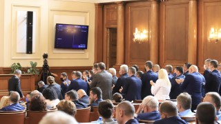 Три въпроса отправя членът на националното ръководство на ВМРО