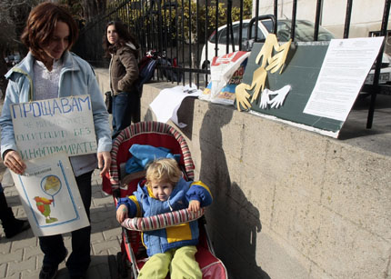 Долу ръцете от родилките, протестират майки пред "Шейново"