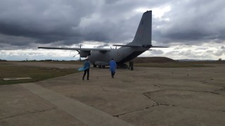 Самолет C 27J Спартан с екипаж от 16 а авиационна база Враждебна