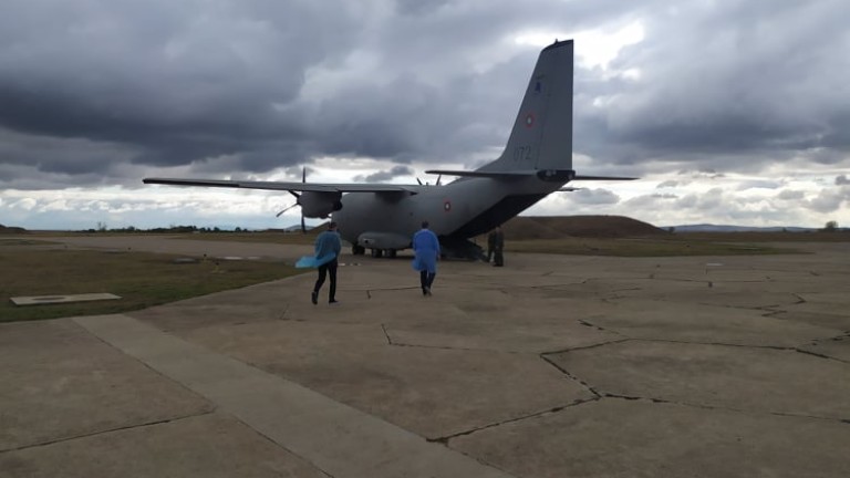 Самолет C-27J Спартан с екипаж от 16-а авиационна база Враждебна