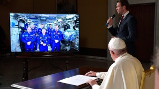 Папа Франциск проведе първия си телефонен разговор с Международната космическа