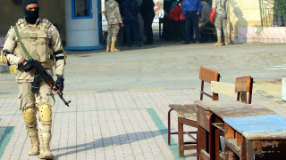 Най малко четирима египетски полицаи бяха застреляни в размирната част на