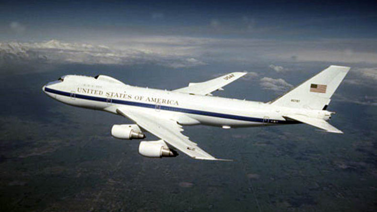 В САЩ вдигнаха специалния самолет на президента в случай на ядрена война