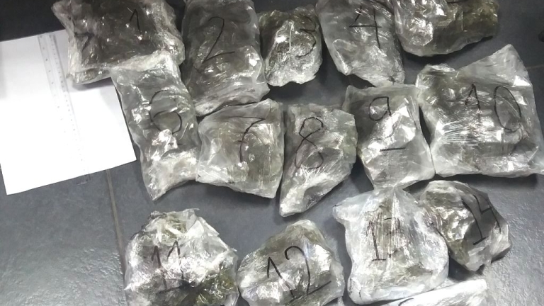 Семейство скрило 3 кг. марихуана под седалките на децата си 