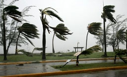 Ураганът Дийн достигна Мексико