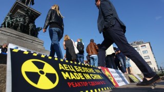 Колко милиарда още за 30-годишен руски ядрен самовар, питат протестиращи срещу АЕЦ "Белене"
