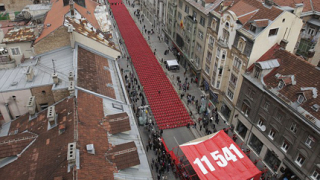 11 541 червени стола в Сараево връщат към босненския ужас преди 20 години