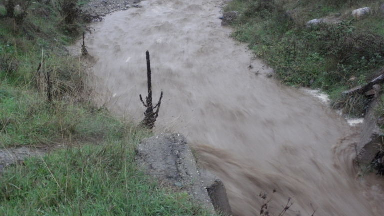 Проливни дъждове повишиха нивата на реките Чепинска и Елховска