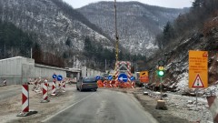 Глобяват строителите на АМ "Европа" заради хаос с пътните знаци