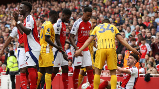 Арсенал загуби първи точки за сезона след като реферът Крис