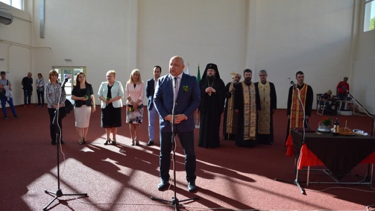 Министър Кралев откри обновената лекоатлетическа писта във Враца 