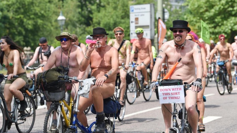 Стотици голи велосипедисти изпълниха улиците на Брайтън, съобщават британските медии.